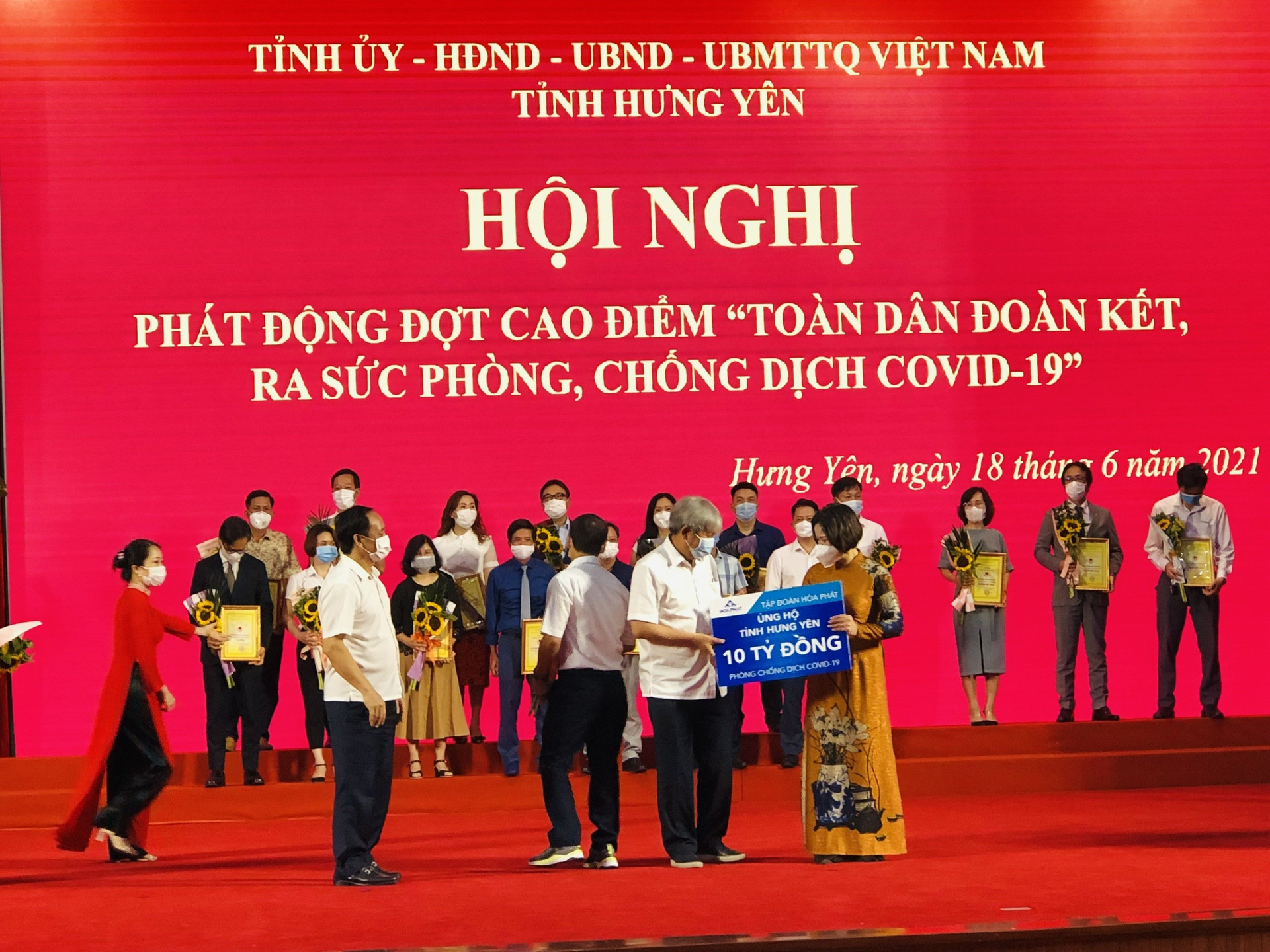  Ông Hoàng Quang Việt - Thành viên HĐQT, Giám đốc Công ty CP Xây dựng và phát triển đô thị Hòa Phát trao ủng hộ cho lãnh đạo tỉnh Hưng Yên