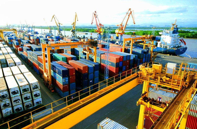 Hàng hóa xuất khẩu qua cảng Hải Phòng - Ảnh: Đình Vũ