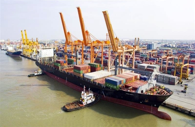 Tàu hàng cỡ lớn cập cảng Hải Phòng - Ảnh: Thái Bình