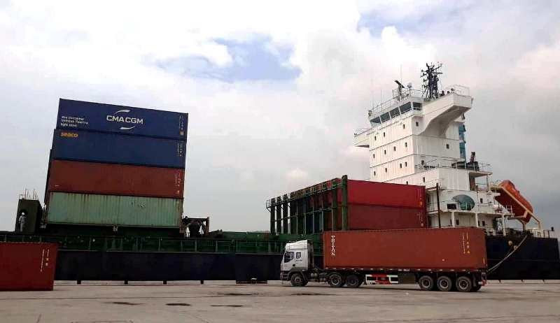 Tàu container quốc tế chuẩn bị xuất cảng Nghi Sơn (ảnh VOV.VN)
