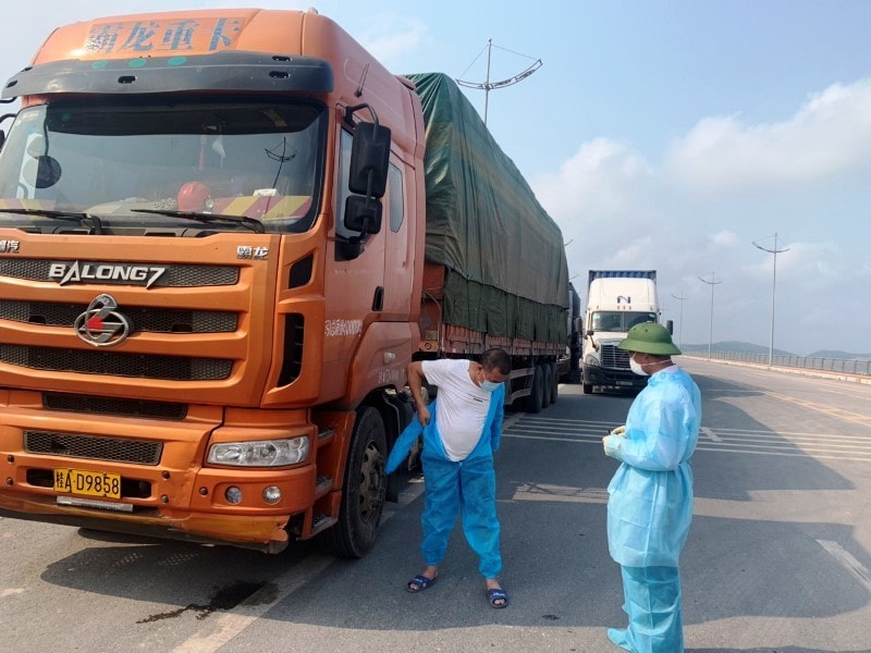 Hoạt động vận tải hàng hoá vẫn được duy trì tại các cửa khẩu và được kiểm dịch. Ảnh: VGP