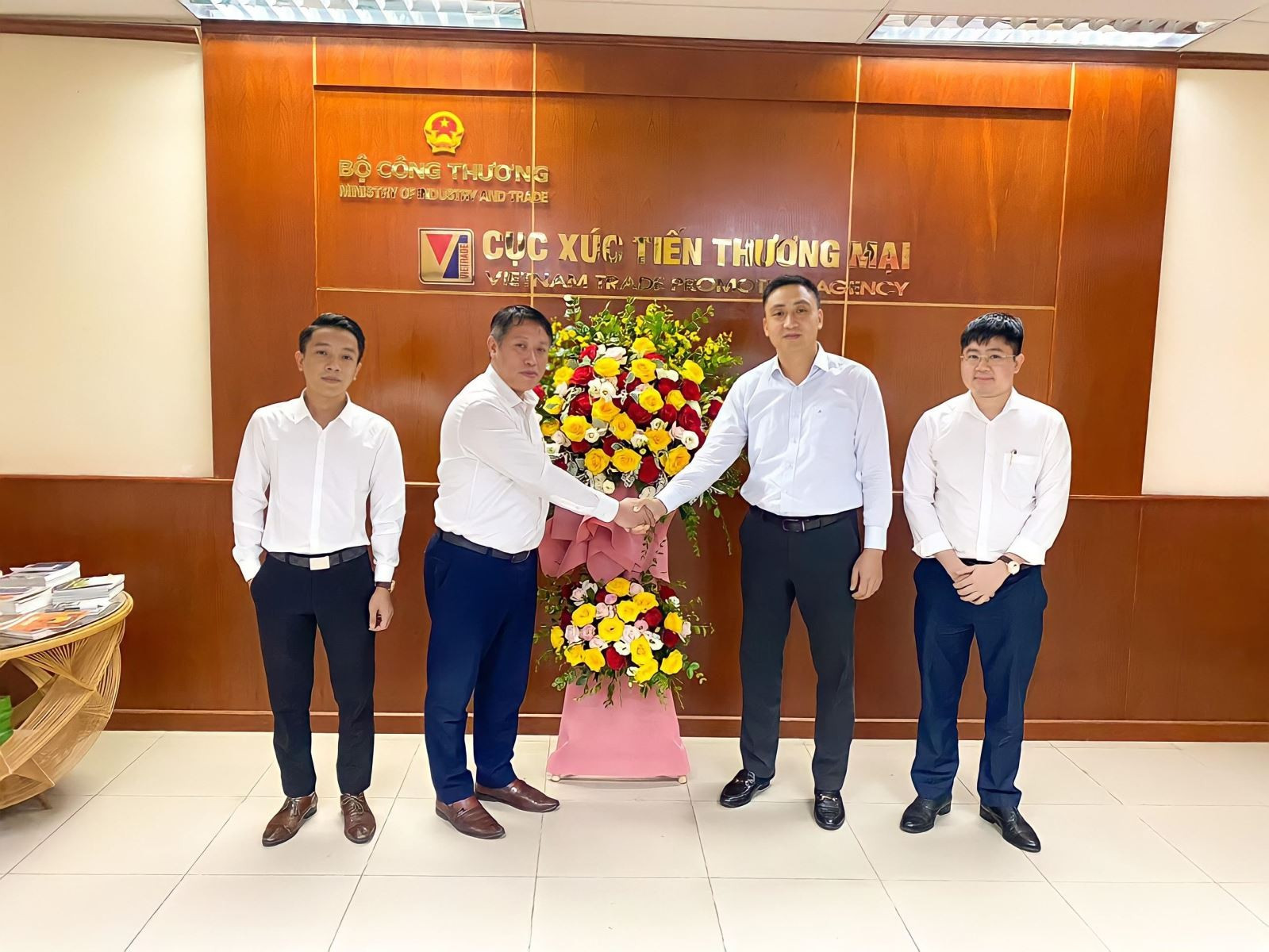 Đại diện Bản tin Thị trường Việt Nam tặng hoa và chúc mừng Đại diện Cục XTTM, Phó Cục trưởng Hoàng Minh Chiến