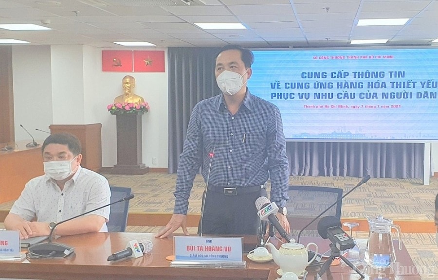Ông Bùi Tá Hoàng Vũ - Giám đốc Sở Công Thương TP. Hồ Chí Minh, thông tin về cung ứng hàng hóa thiết yếu phục vụ người dân TP. HCM tại buổi họp báo