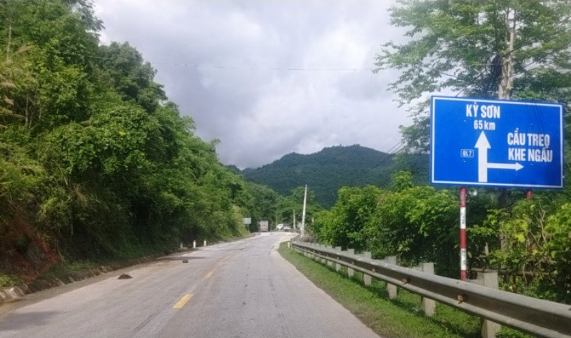 Quốc lộ 7A là tuyến đường bộ quan trọng để Nghệ An thông thương với nước bạn Lào - Ảnh: Duy Ngợi