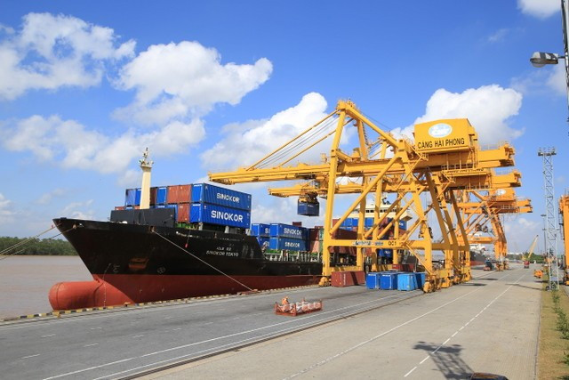 Hoạt động bốc xếp hàng hóa tại cảng Hải Phòng