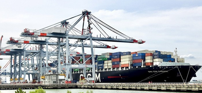 Doanh nghiệp xuất nhập khẩu Việt Nam đang gặp khó cả về giá cước vận tải container và việc đặt chỗ trên tàu để xuất hàng (Ảnh minh họa)