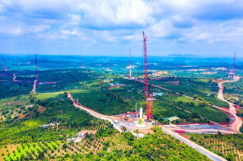 Toàn cảnh thi công 84 trụ gió thuộc dự án điện gió lớn nhất Việt Nam ở Tây Nguyên - Ảnh: Hải Đăng