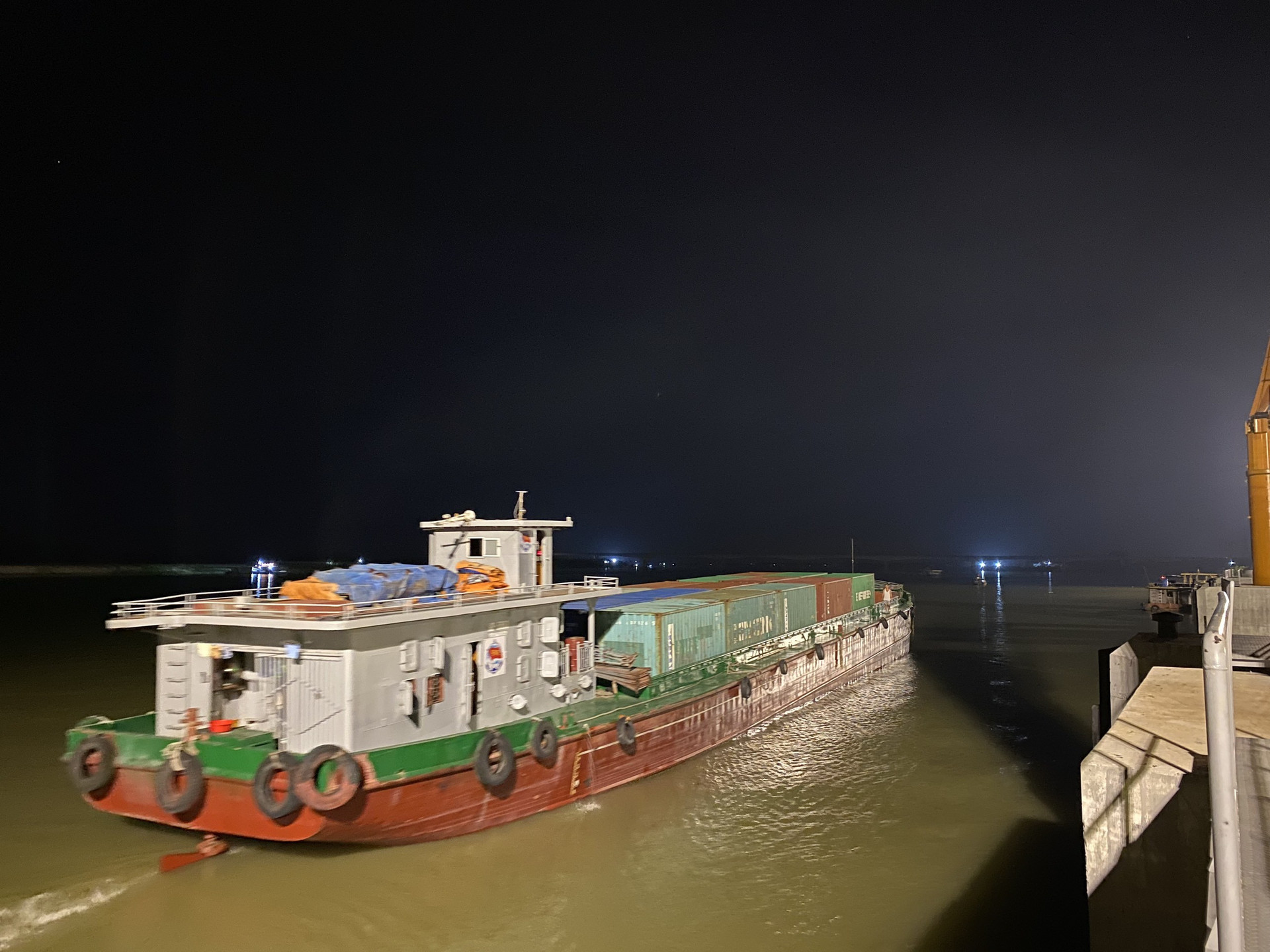 Sà lan Tân Cảng 18 chuẩn bị cập bến ICD Tân Cảng - Quế Võ (Sông Đuống)