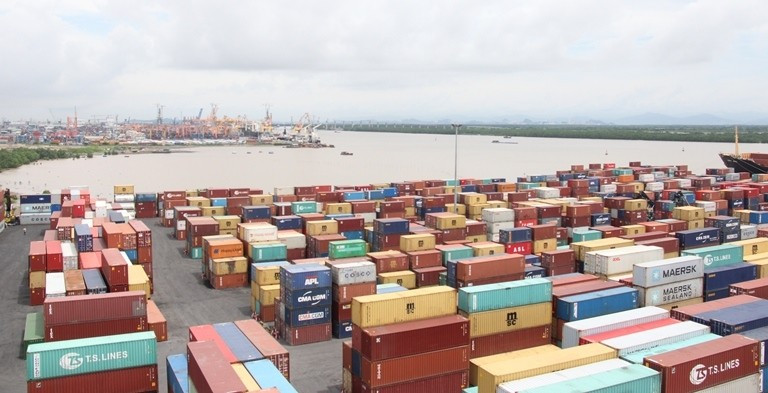 Hàng ngày có một lượng lớn phương tiện vận tải từ nhiều tỉnh, thành của cả nước vận chuyển hàng hóa xuất nhập khẩu tại cảng Hải Phòng - Ảnh: T.Bình