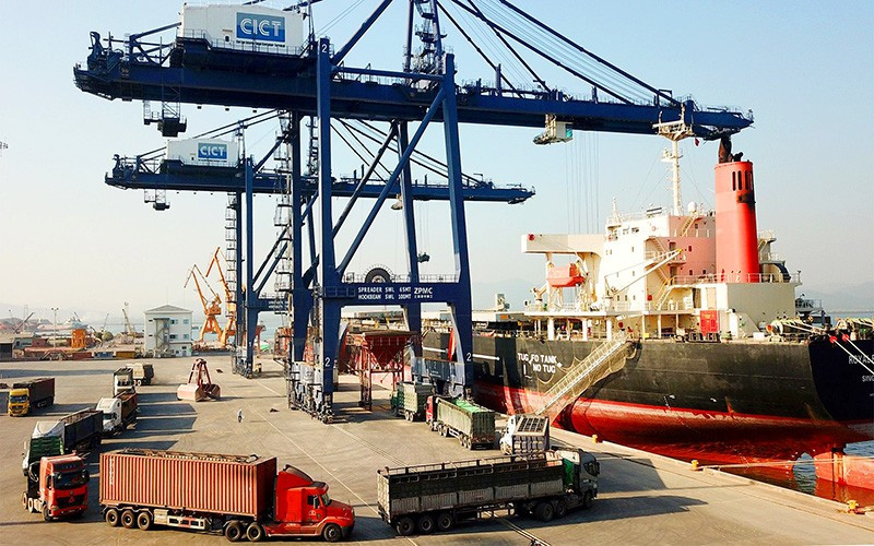Bốc xếp hàng hóa tại Cảng container quốc tế Cái Lân (CICT), Quảng Ninh