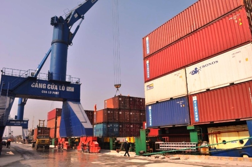 Bốc dỡ hàng hóa tại Cảng Cửa Lò - Ảnh: Bình Minh