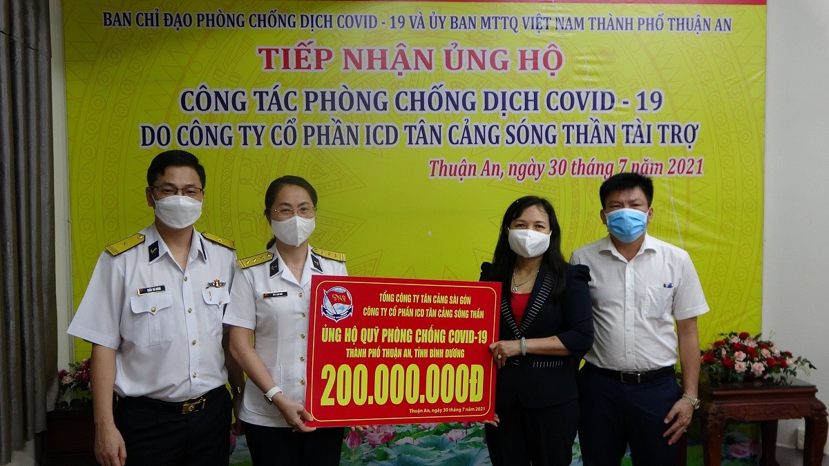 Trao tặng 200 triệu đồng cho Quỹ phòng, chống dịch COVID-19 TP. Thuận An
