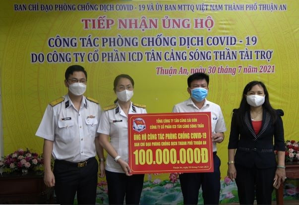 Ủng hộ 100 triệu cho công tác phòng, chống dịch về Ban Chỉ đạo phòng chống dịch TP. Thuận An