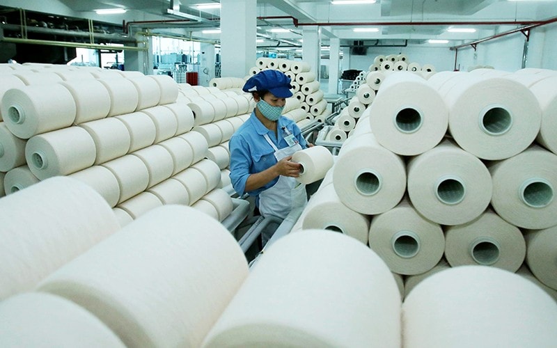 Sản xuất sản phẩm dệt nhuộm tại Công ty TNHH Dệt nhuộm Jasan Việt Nam (Khu công nghiệp dệt may Phố Nối B, Hưng Yên)