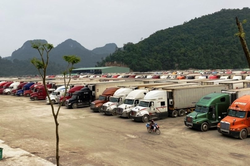 Số lượng xe hàng ùn ứ tại cửa khẩu Tân Thanh (Lạng Sơn) - Ảnh: Như Nguyệt