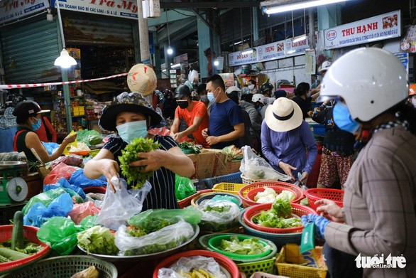Người dân Đà Nẵng ra chợ mua sắm thực phẩm tích trữ cho tuần phong tỏa nghiêm ngặt sắp tới - Ảnh: TẤN LỰC