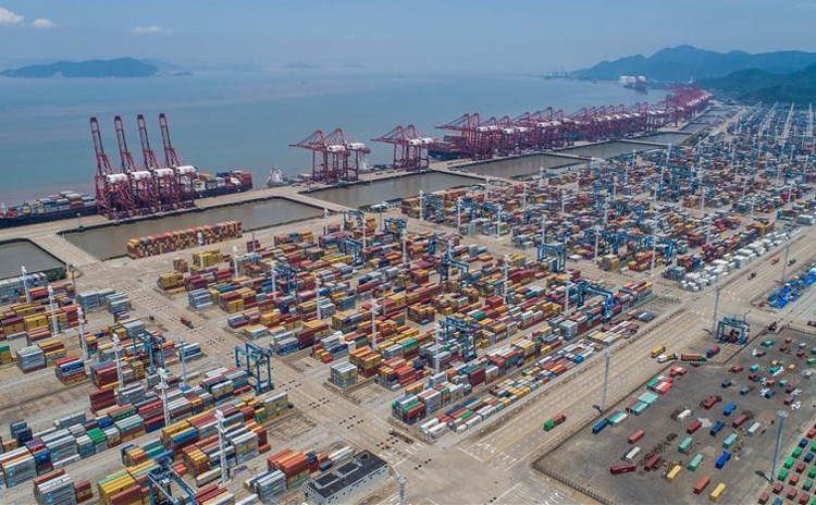 Các container tại cảng Ningbo - Zhoushan - Ảnh: Xinhua