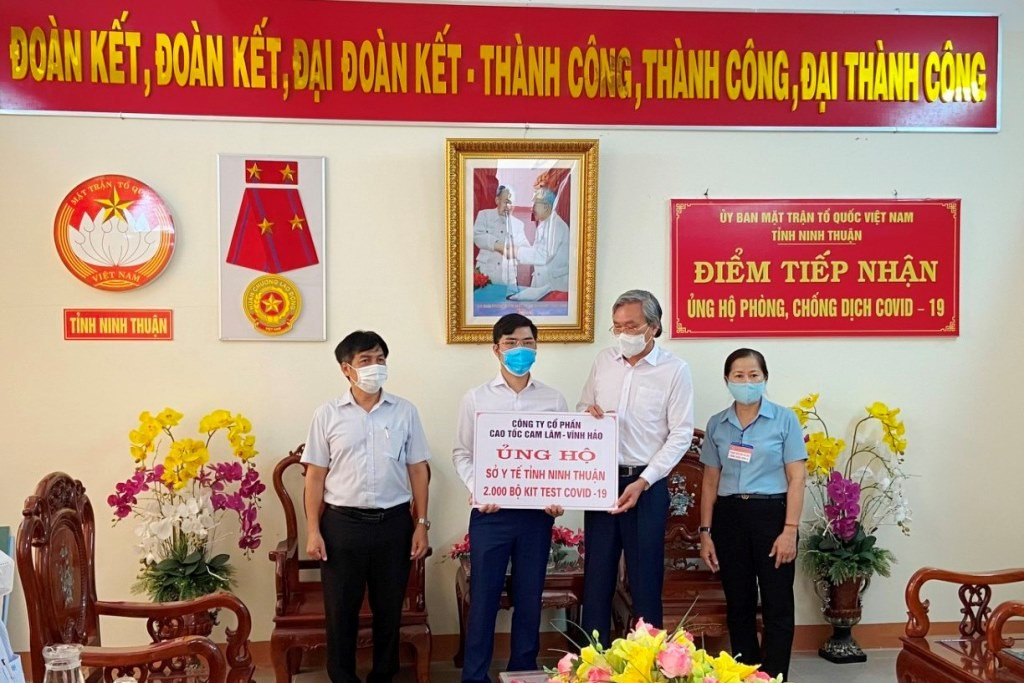 Đèo Cả trao tặng bộ test nhanh Trueline COVID-19 Ag Rapid Test cho Sở y tế tỉnh Ninh Thuận