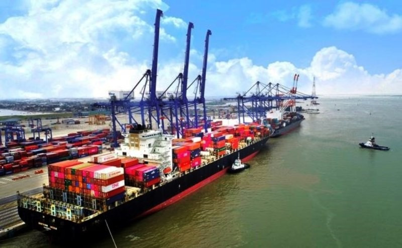 Bốc dỡ hàng hóa tại cảng Hải Phòng - Ảnh: Trọng Luân