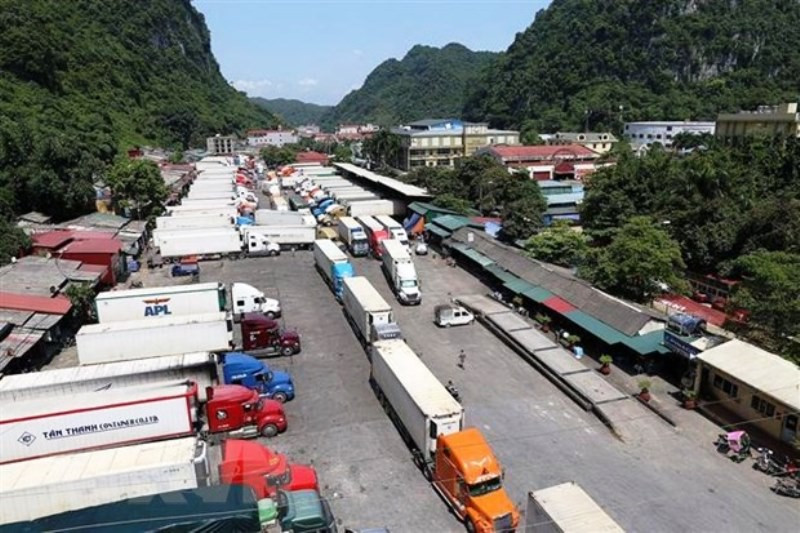Các phương tiện tập kết hàng hóa chờ xuất khẩu qua cửa khẩu quốc tế Tân Thanh, tỉnh Lạng Sơn - Ảnh: TTXVN