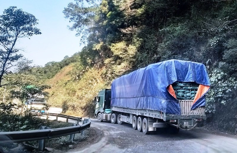 Quốc lộ 8A - con đường huyết mạch lên Cửa khẩu quốc tế Cầu Treo xuống cấp, ảnh hưởng không nhỏ đến hoạt động xuất, nhập khẩu giữa 2 nước Việt - Lào (Ảnh: Duy Ngợi) 