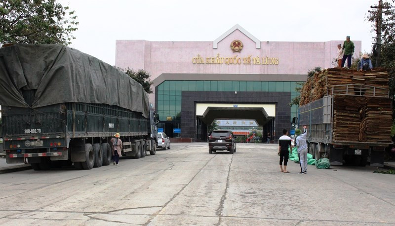 Các phương tiện chuyên chở hàng hóa qua cửa khẩu quốc tế Tà Lùng, tỉnh Cao Bằng - Ảnh: Q. Hòa