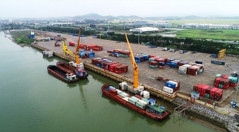 Bốc dỡ hàng hóa tại cảng cạn Tân Cảng Quế Võ (ảnh: H.Liên)