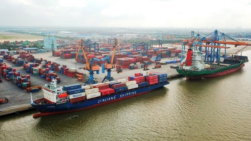 Bốc xếp container tại một bến cảng Hải Phòng