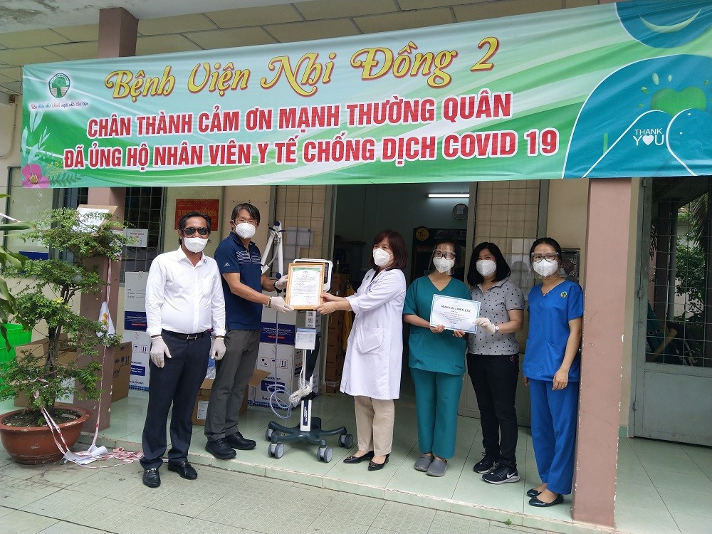 Ông Willy Liao (thứ 2, từ trái sang) trao tặng 1 máy thở xâm lấn Hamilton C1 cùng nhiều khẩu trang và đồ bảo hộ cho đội ngũ y bác sĩ bệnh viện Nhi Đồng 2 