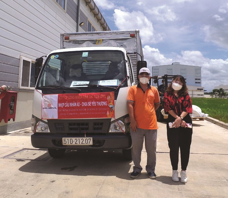 Bee Logistics sent a number of enterprises in HCMC, Binh Duong, Binh Phuoc and Dong Nai gifts of essential goods to share with them difficulties
