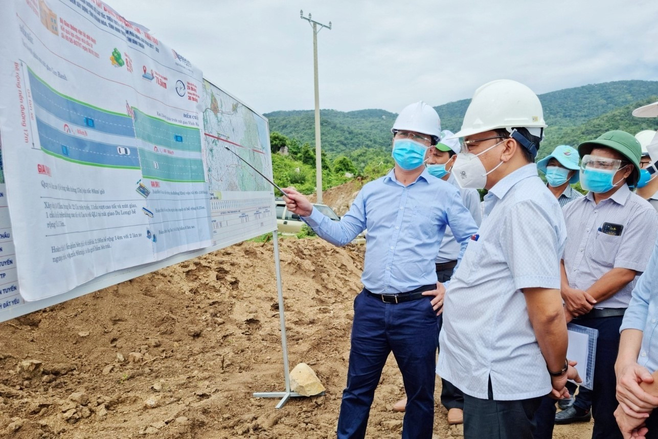Ông Phan Văn Thắng - Tổng Giám đốc Công ty Cổ phần Cao tốc Cam Lâm – Vĩnh Hảo (doanh nghiệp dự án) báo cáo tình hình triển khai dự án