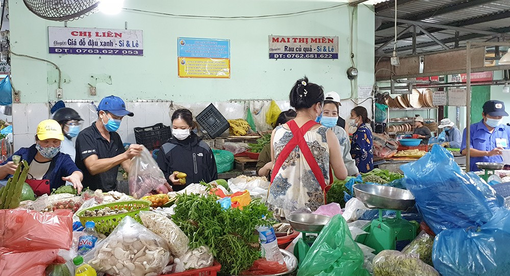 Người dân Đà Nẵng tại vùng xanh được đi chợ 3 ngày/lần. Ảnh: Q.HẢI