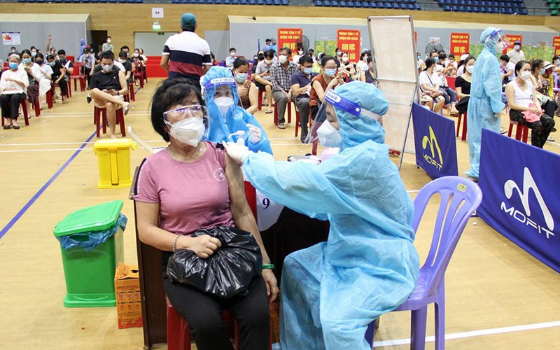 Trung tâm Y tế quận Hải Châu (Ðà Nẵng) tiêm vắc-xin cho hơn 5.000 người dân trong ngày 15/9