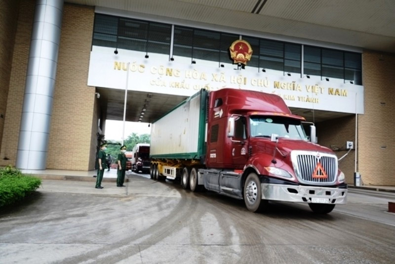 Xe chở nông sản xuất khẩu qua Cửa khẩu đường bộ số 2 Kim Thành (Lào Cai) - Ảnh: Quốc Hồng