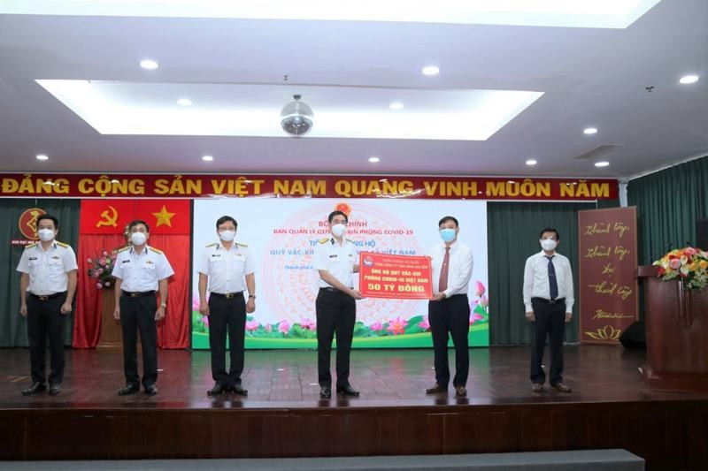 Tổng Công ty Tân Cảng Sài Gòn trao tặng 50 tỷ đồng cho Quỹ Vắc xin phòng, chống Covid-19 của Chính phủ - Ảnh: Công Hoan