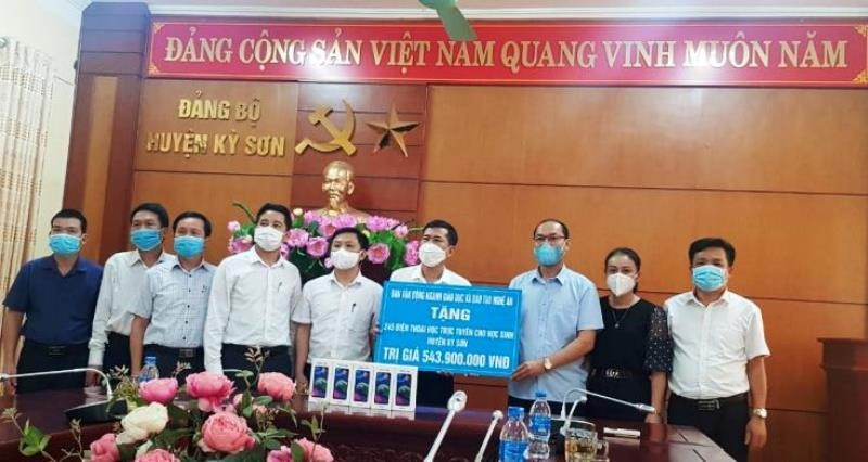 Sở GD&ĐT Nghệ An trao quà cho học sinh khó khăn tại huyện biên giới Kỳ Sơn - Ảnh: K.Sơn