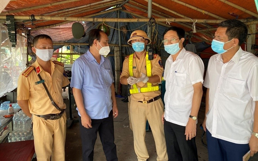 Thứ trưởng GTVT Lê Đình Thọ trao đổi với lãnh đạo Sở GTVT Nam Định và các lực lượng công vụ tại chốt