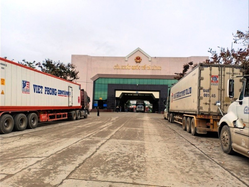Các phương tiện chờ thông quan tại cửa khẩu quốc tế Tà Lùng, tỉnh Cao Bằng - Ảnh: Hữu Huy