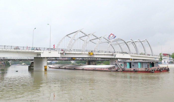 Trên nhiều tuyến chính tồn tại những cầu có tĩnh không thấp gây cản trở hoạt động vận tải thủy (Trong ảnh: Tuyến vận tải thủy qua sông Đào Hạ Lý, Hải Phòng)