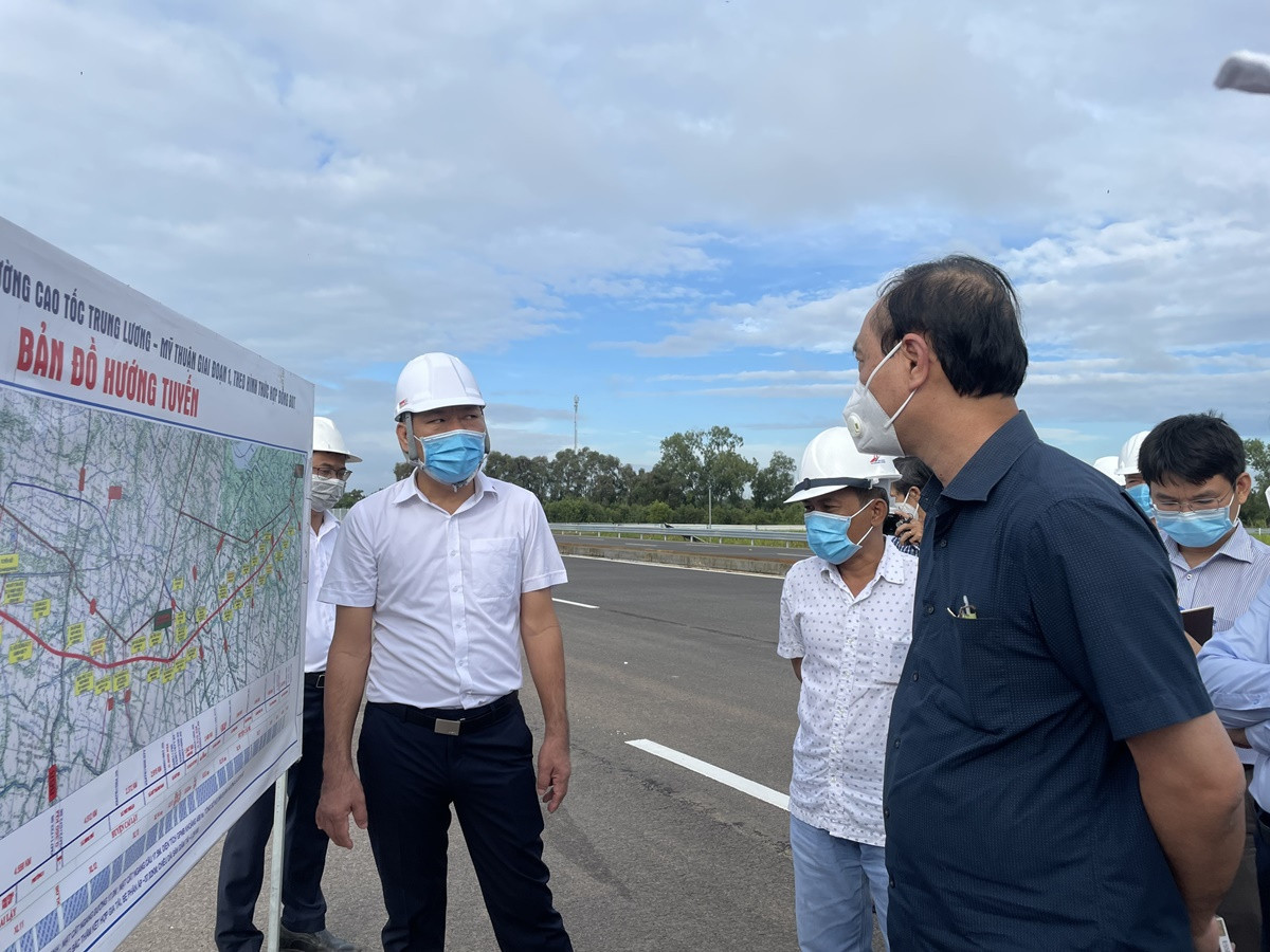 Thứ trưởng Bộ GTVT Lê Đình Thọ nghe báo cáo tiến độ triển khai dự án