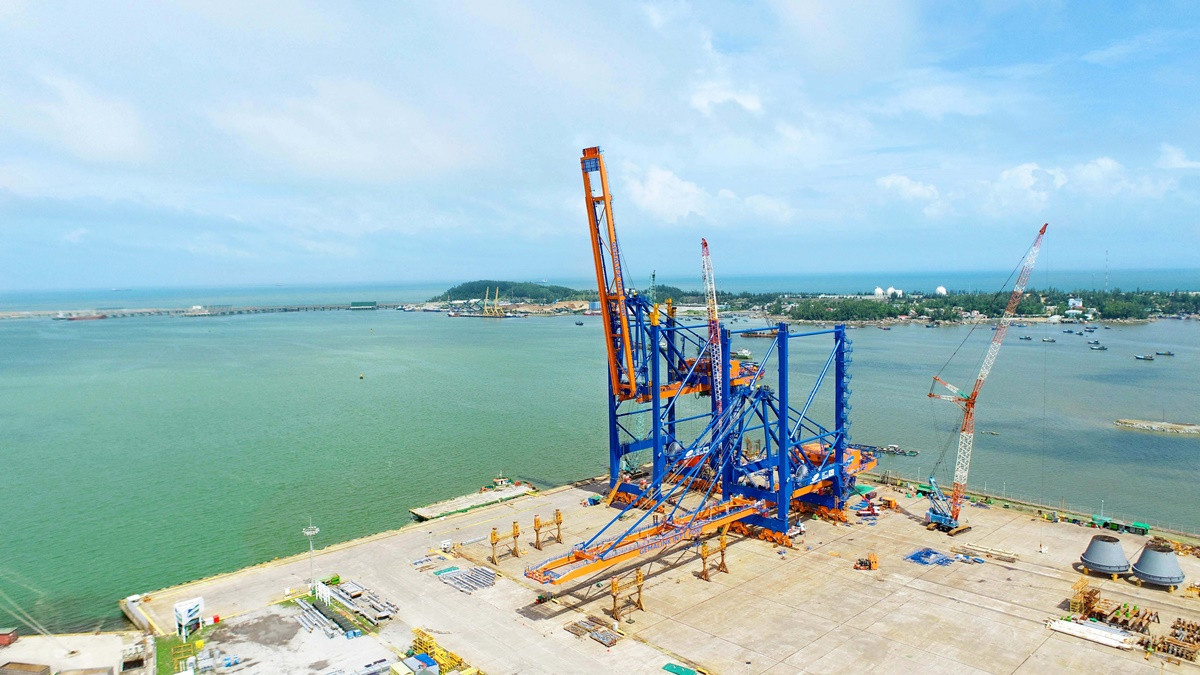 These giant STS cranes can lift 65 tons cargo containers from large mother vessels up to 200,000 DWT