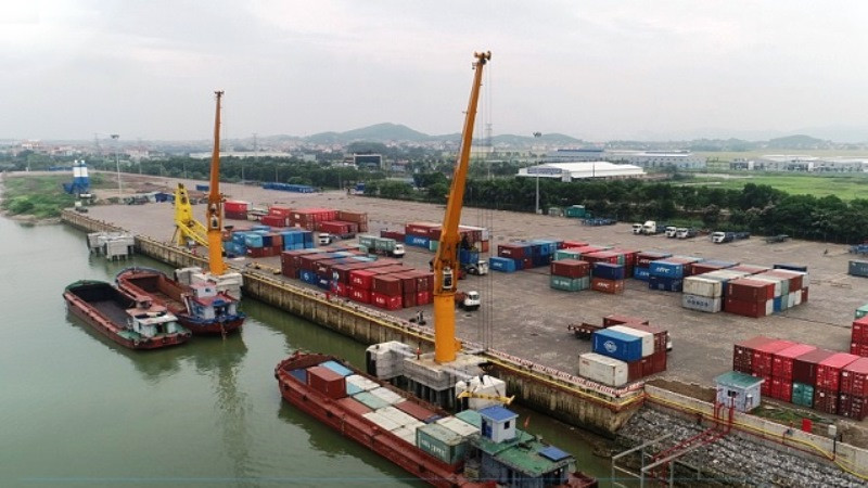 Bốc dỡ hàng hóa tại cảng cạn Tân Cảng Quế Võ - Ảnh: Saigonnewport