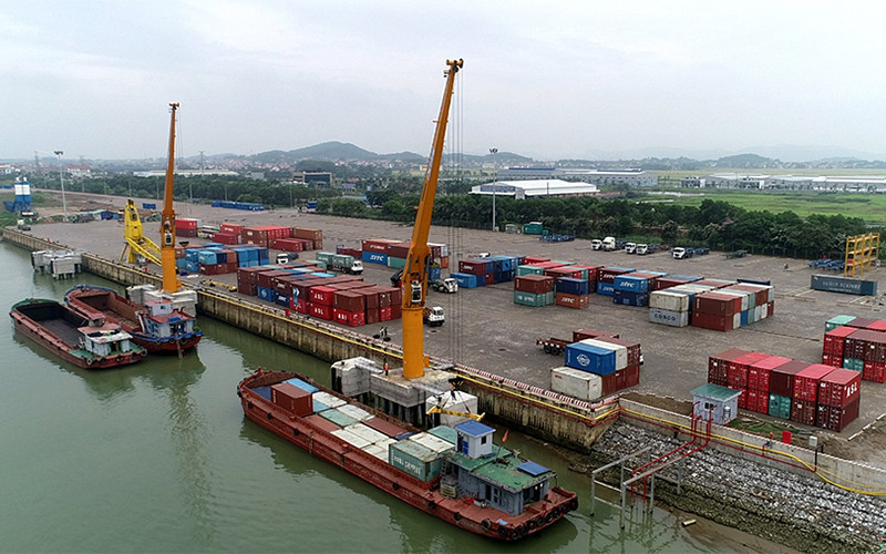 Xếp dỡ hàng hóa tại cảng Tân Cảng Quế Võ (tỉnh Bắc Ninh)