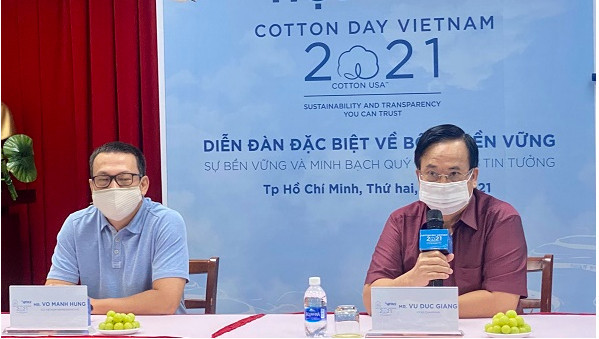 Ông Vũ Đức Giang, Chủ tịch Hiệp hội Dệt may Việt Nam và ông Đỗ Mạnh Hùng, đại diện Cotton USA tại Việt Nam thông tin với báo chí về sự kiện Cotton Day 2021