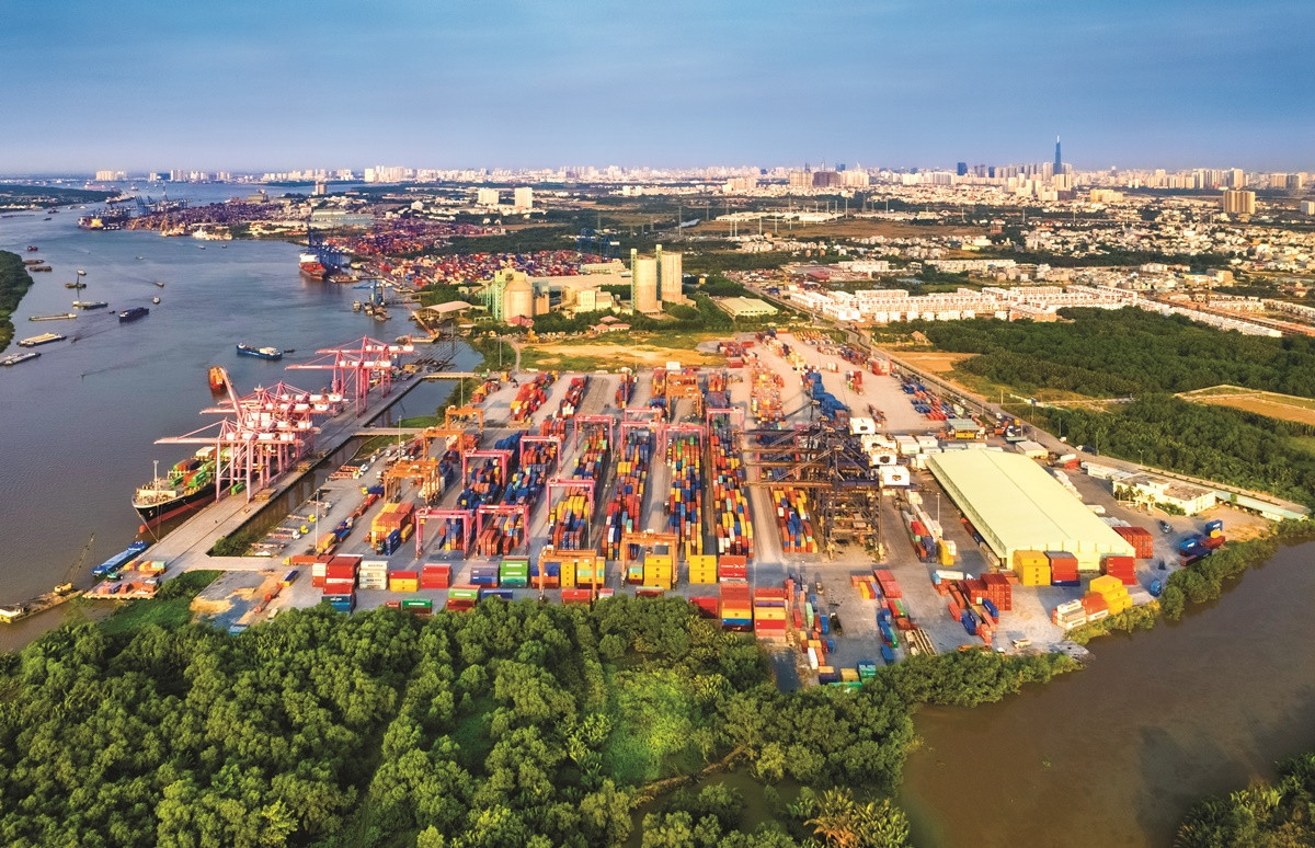 Trong vận chuyển đường biển, Freight forwarder là người thay mặt người giao hàng thu xếp việc vận chuyển hàng hóa và các thủ tục có liên quan