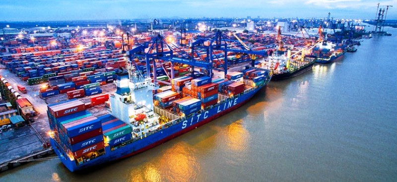 Bốc dỡ hàng hóa tại cảng Đình Vũ - Hải Phòng (ảnh: Cảng Hải Phòng)