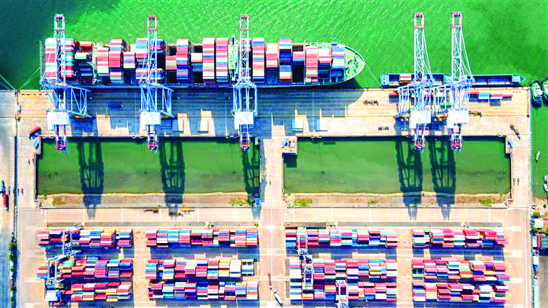 Cái Mép - Thị Vải, cụm cảng nước sâu hiện đại, đảm nhận vai trò cửa ngõ giao thương, cảng trung chuyển quốc tế quan trọng, luôn nhộn nhịp với các tuyến đi châu Á, châu Âu, châu Mỹ hàng tuần