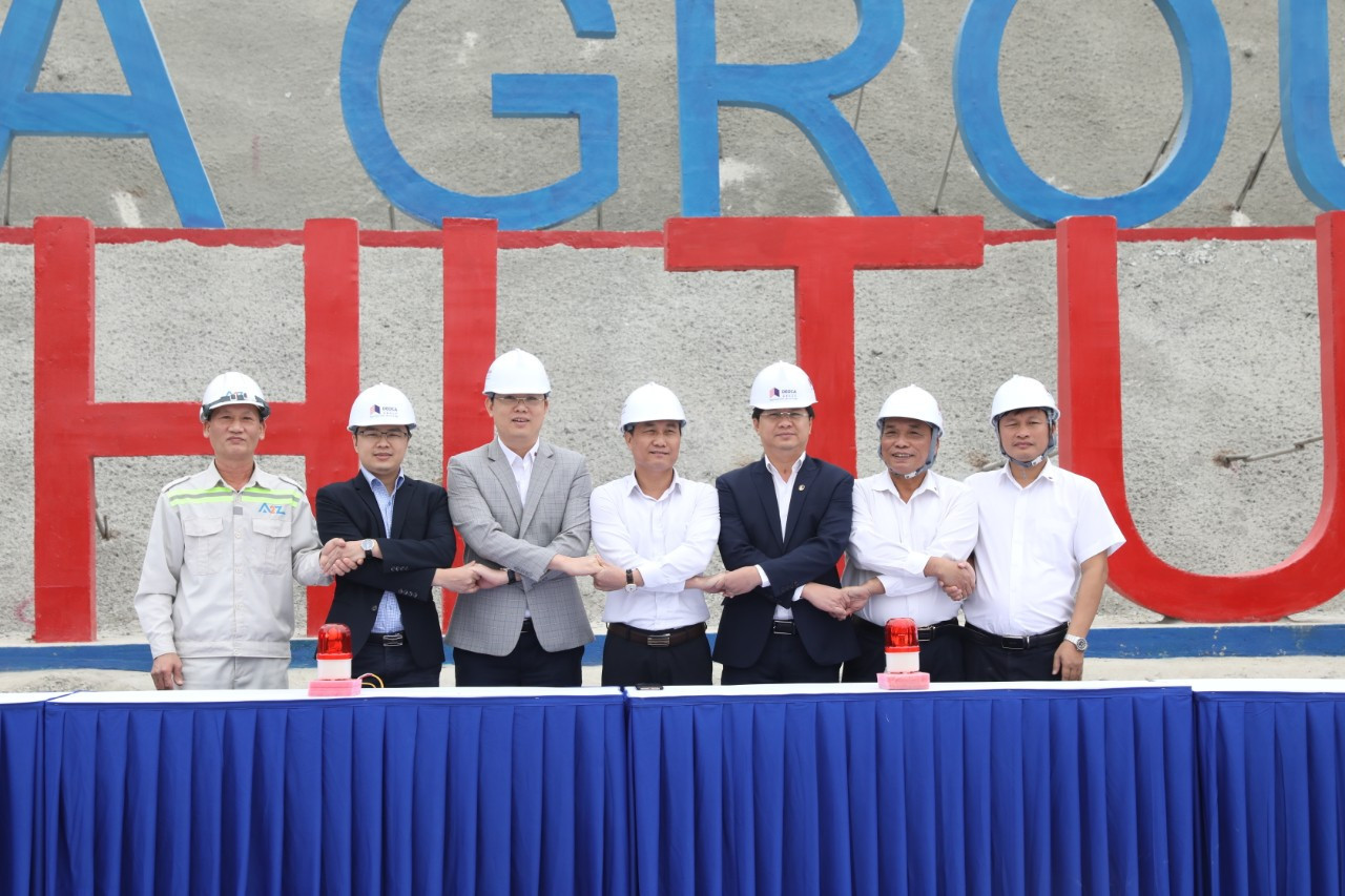 Tập đoàn Đèo Cả đã chính thức ấn nút thông ống hầm Thung Thi (gói thầu 12-XL) thuộc dự án cao tốc Mai Sơn - Quốc lộ 45 (11/12)