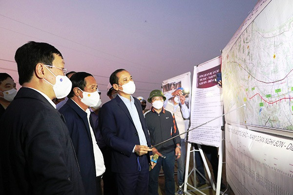 Phó Thủ tướng Chính phủ Lê Văn Thành cùng đoàn công tác và lãnh đạo tỉnh Nghệ An nghe đại diện Ban Quản lý dự án 6, Bộ GTVT báo cáo tổng thể các gói thầu thực hiện tiểu dự án Nghi Sơn - Diễn Châu (Ảnh: P.Quỳnh)