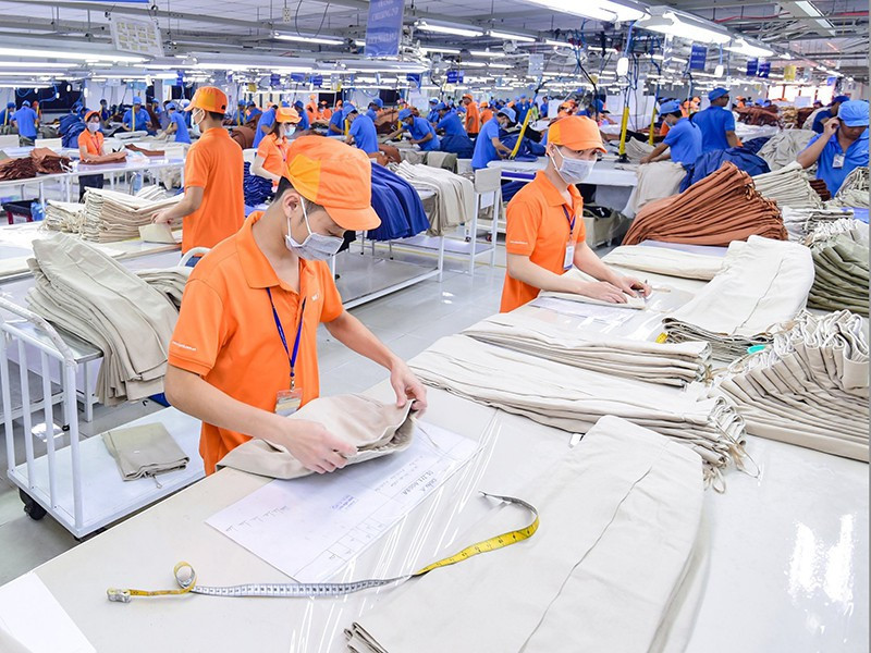 Xuất khẩu của Việt Nam đang tăng tốc vào dịp mua sắm cuối năm. Trong ảnh:Sản xuất quần áo xuất khẩu tại một công ty dệt may